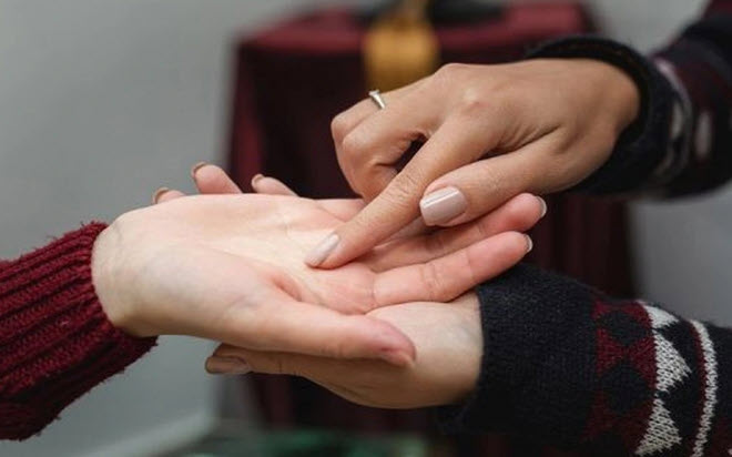 xem chỉ tay nữ giới tay nào