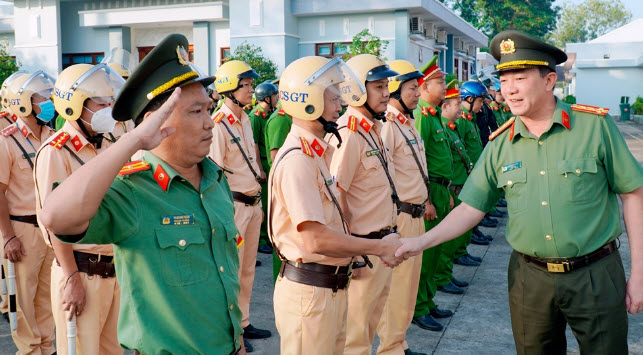 nằm mơ thấy công an
