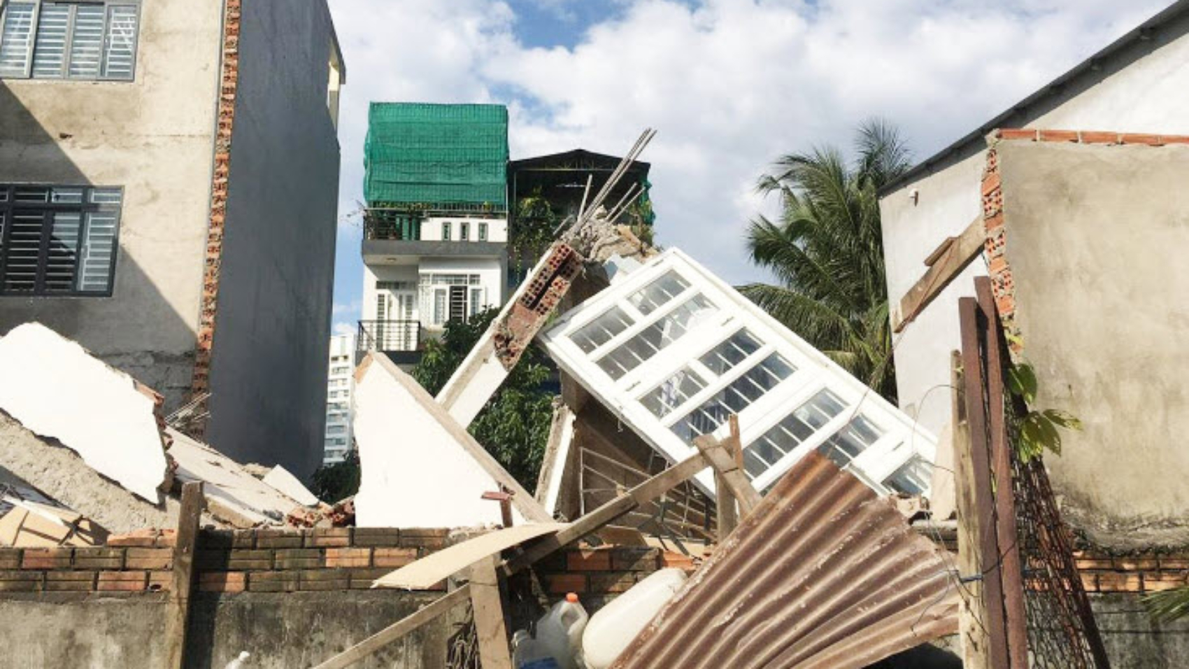 nằm mơ thấy nhà sập